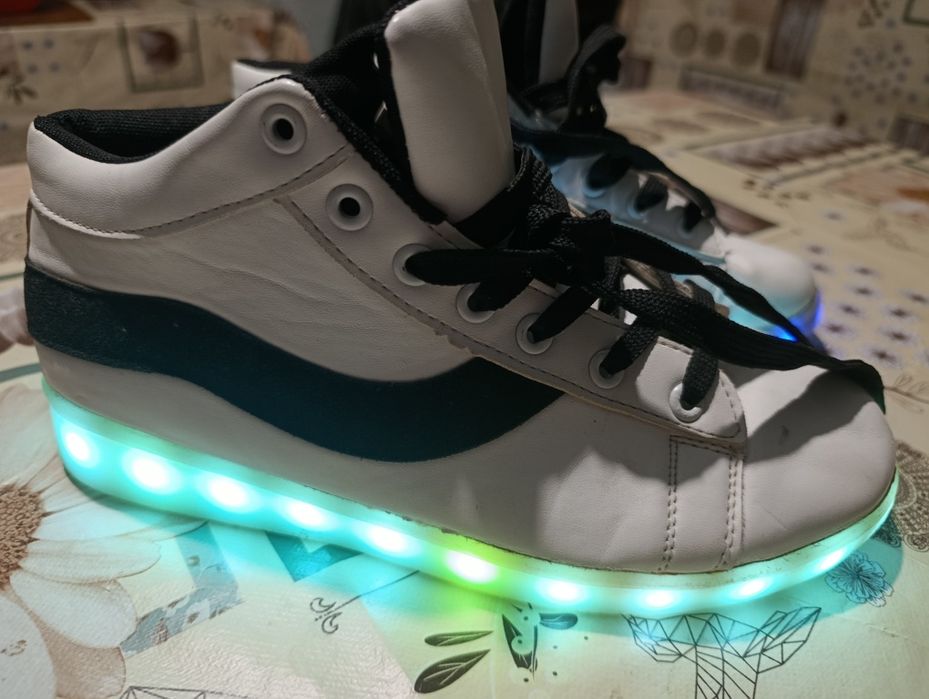 Кроссовки с подсветкой 12 режимов. Ярко святят. Разрядка от кабеля юсб