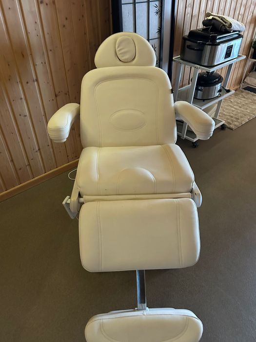 Bialy fotel elektryczny kosmetyczny