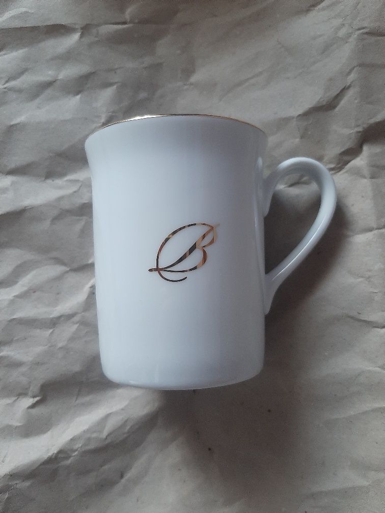 Kubek porcelanowy basilur ze złotymi zdobieniami