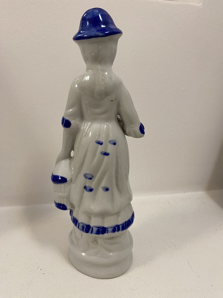 Figurka porcelanowa dama w niebieskim kapeluszu