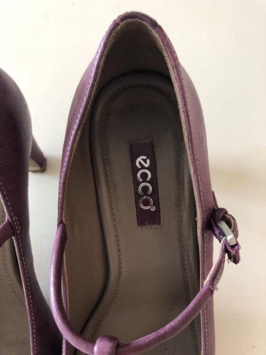 Sapatos da marca ecco, em pele