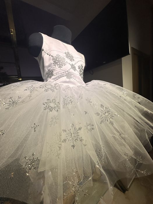 Новорічне плаття сніжинки з вишивкою