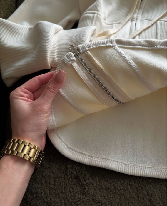 Жіночий костюмчик з акцентом на талії