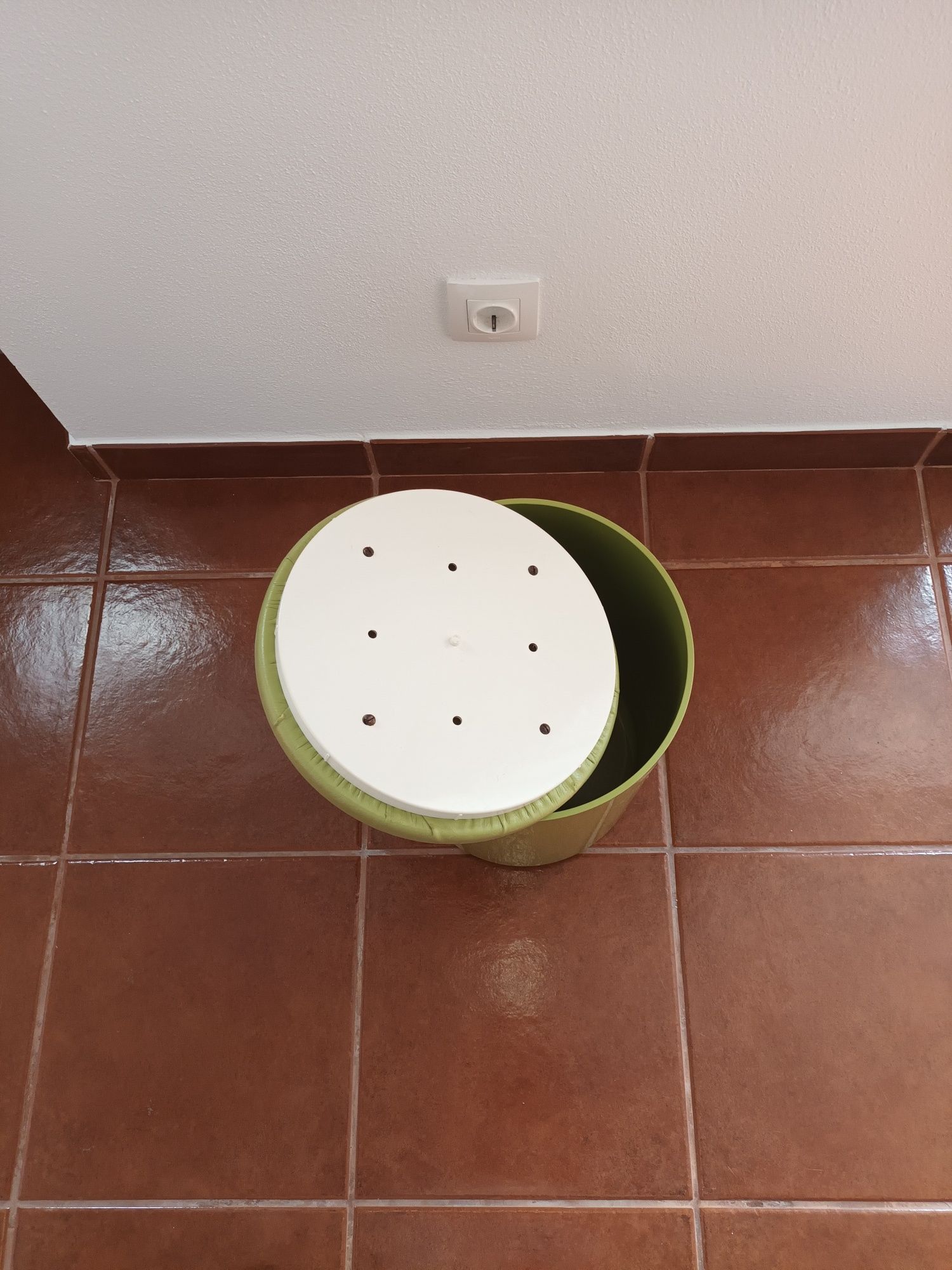 Puff verde de plástico almofadado