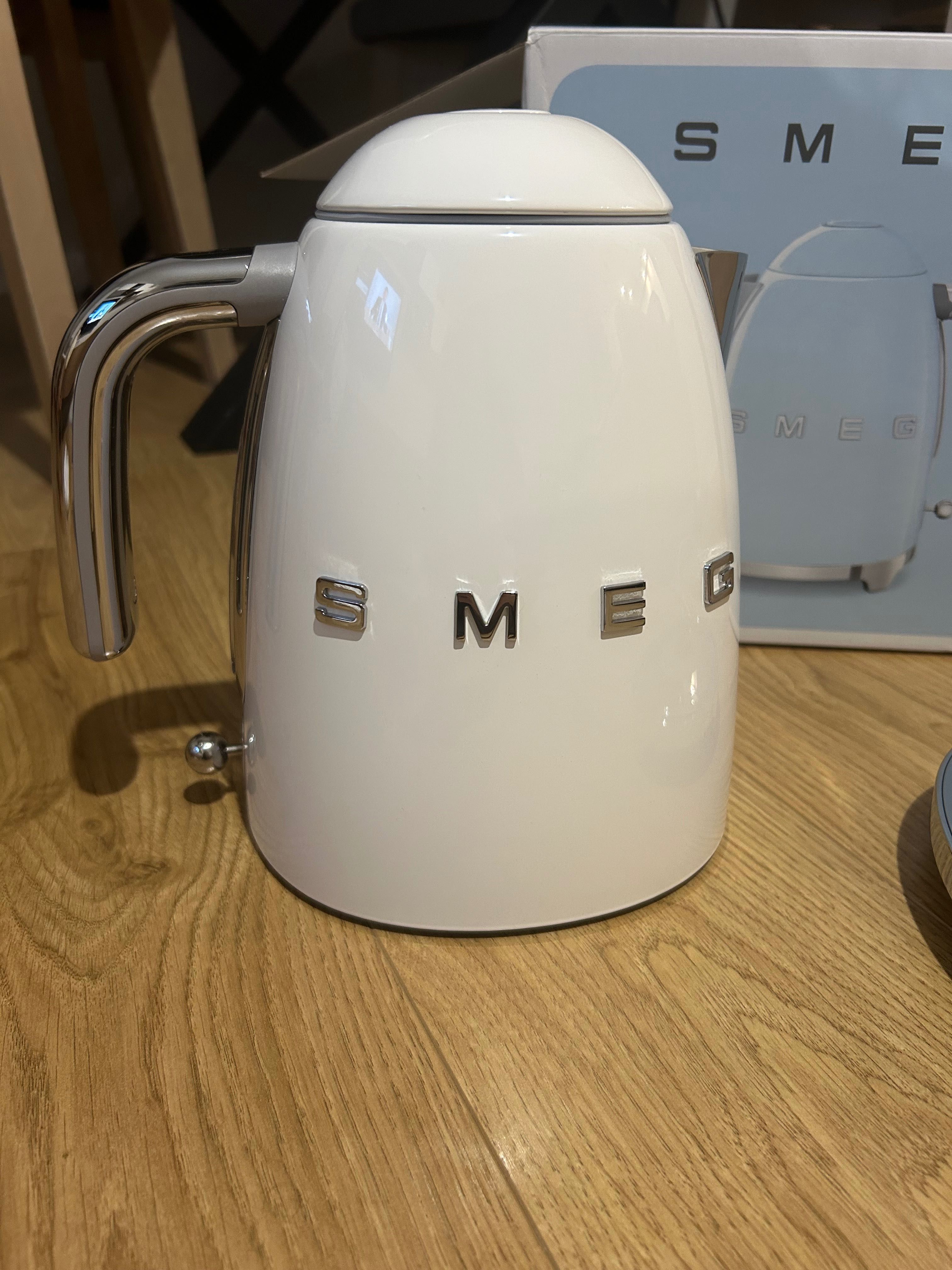 Biały czajnik SMEG KLF03WHEU 1,7L