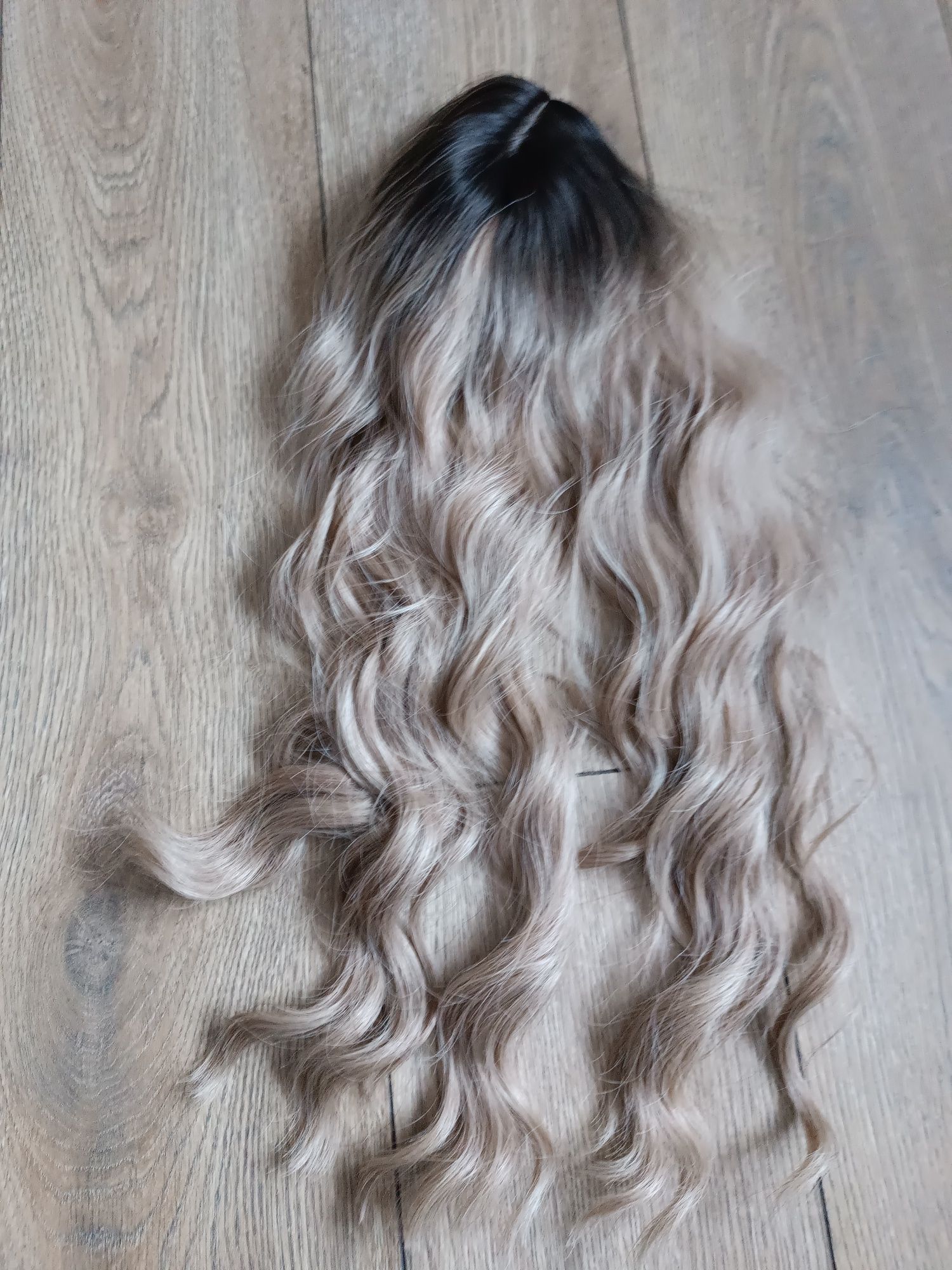 Blond.     peruka