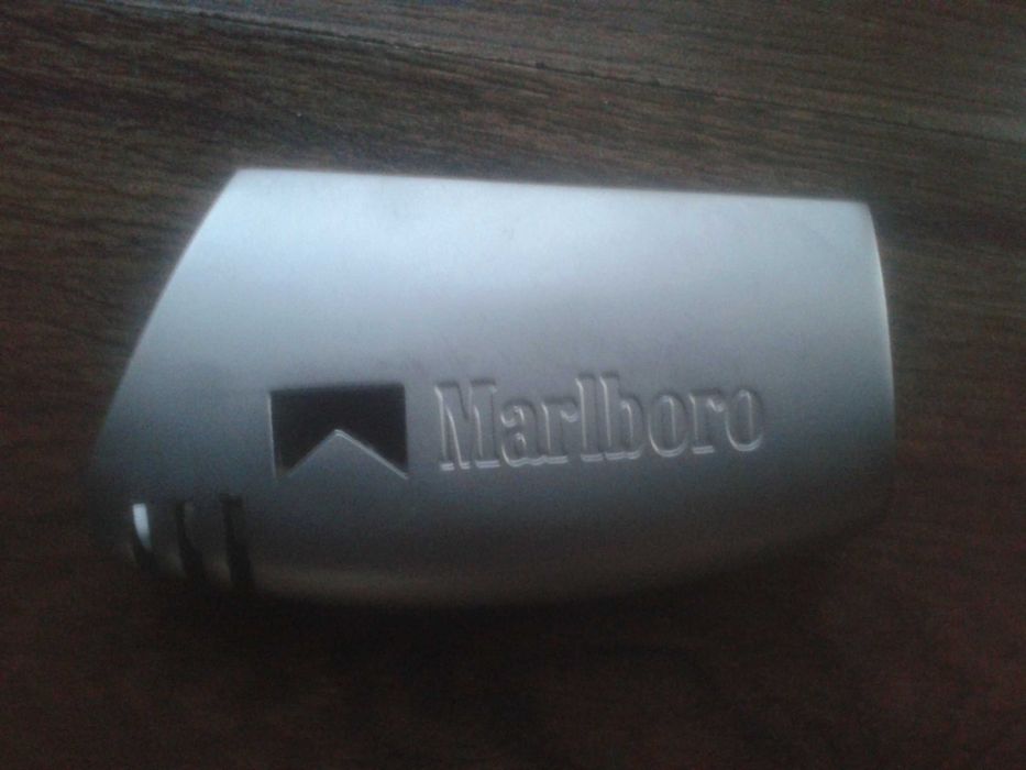 Metalowe etui do zapalniczki jednorazowej Marlboro