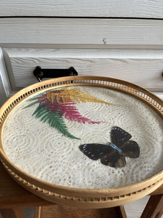 Dekoracyjna taca z motylem i kwiatami bambus vintage