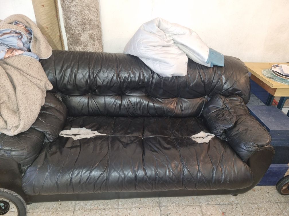 3 Sofas em pele preta bom estado l