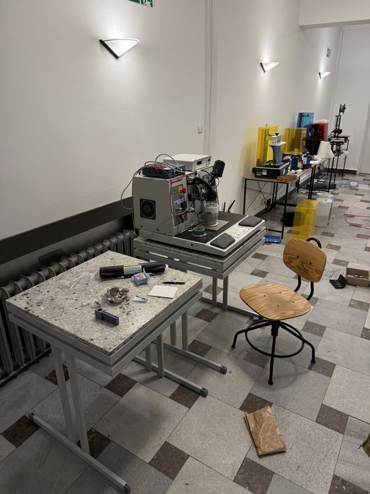 Biurko Podstawa pod maszyny.