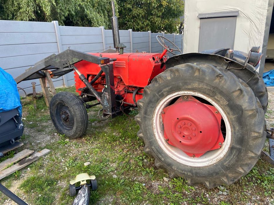 Ciągnik z turem INTERNATIONAL HARVESTER Model B-275