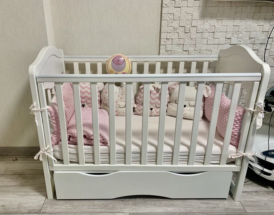 Ліжечко з матрасиком(кокосовий) маятником і шухлядкою.