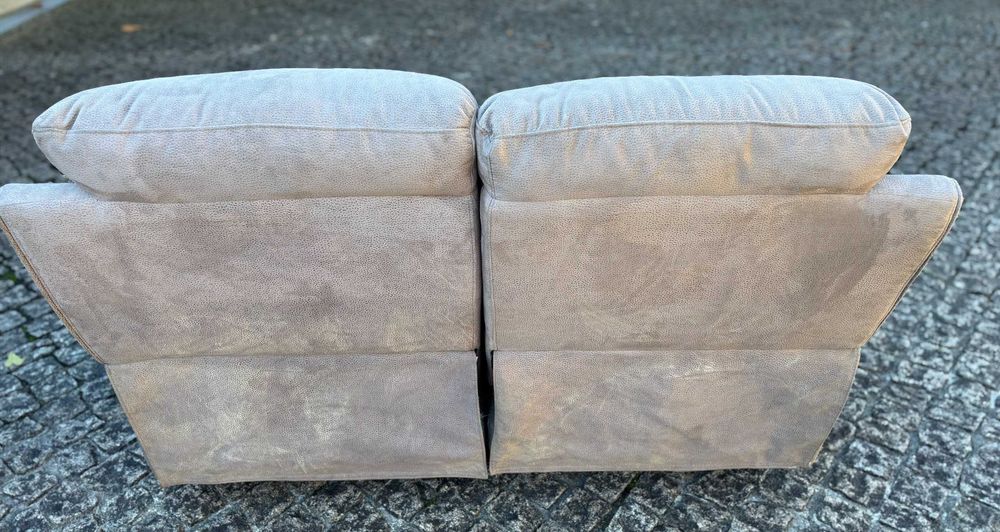 Sofá beje acinzentado de 2 lugares