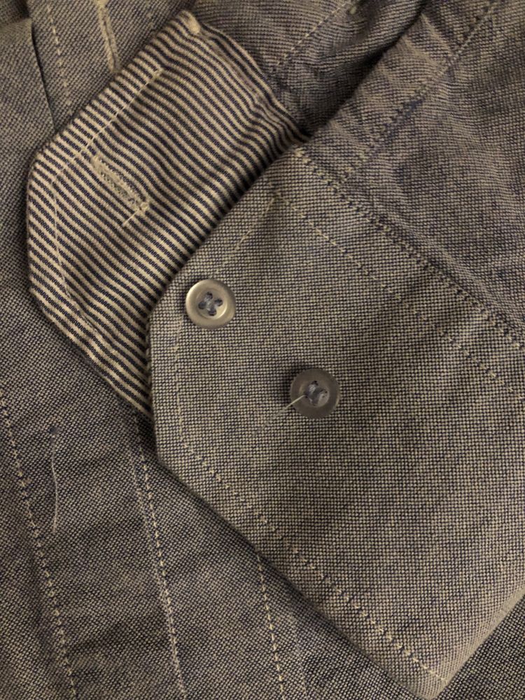 Camisa  azul lisa, quase nova , botoēs na gola