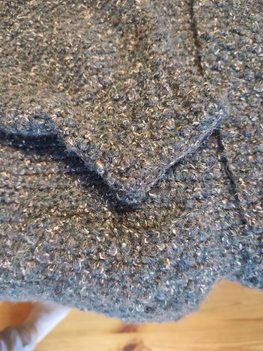 Kardigan sweter robiony na szydełku.