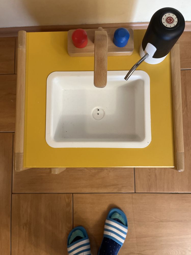 Drewniana szafka ze zlewem i kranem Montessori