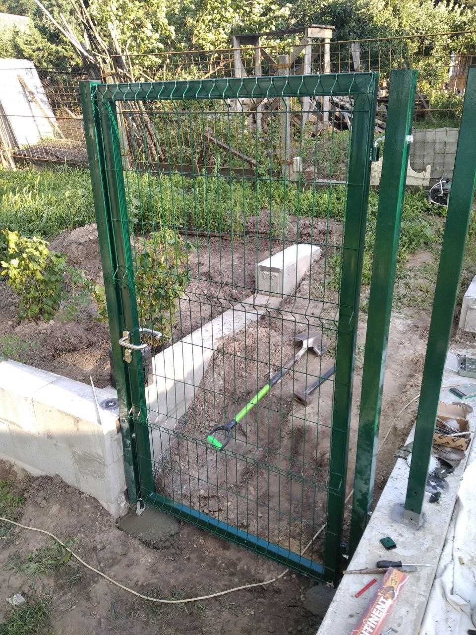 Завод The_parkan. Секційна огорожа з металевої та оцинкованної сітки.