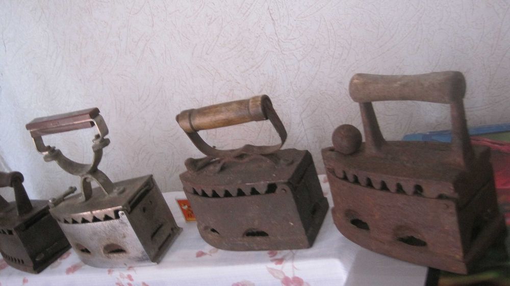 утюги у робочому стані різних моделей та розмірів ДОБРЕ УПАКУЄМО