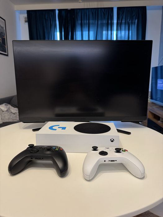 Konsola Xbox series S z monitorem Samsung