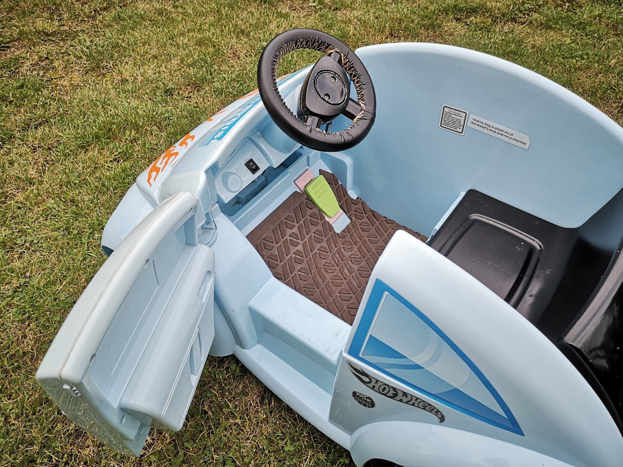 Samochodzik  na akumulator Fisher Price Power Wheels VW New Breatle