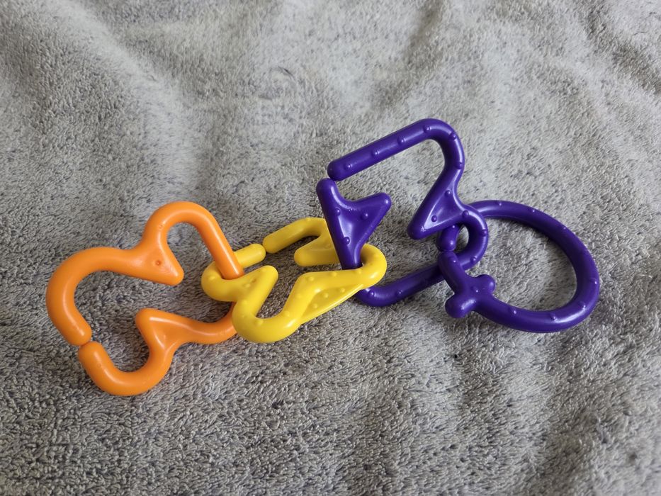 Zestaw 3 zabawek dla niemowlaka: piszczek, gryzak literki, sorter mał