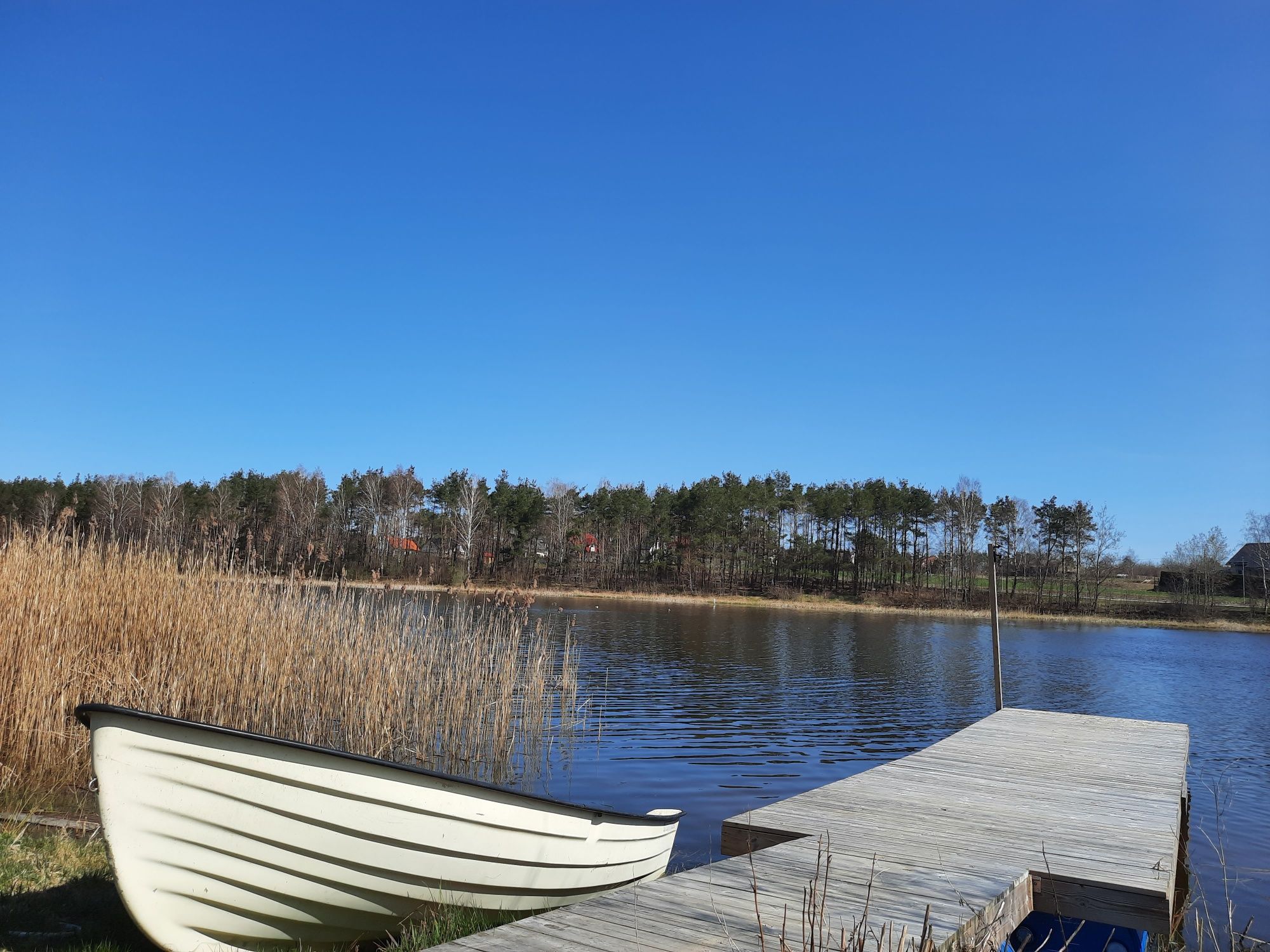 Domek nad prywatnym jeziorem z możliwością połowu ryb.