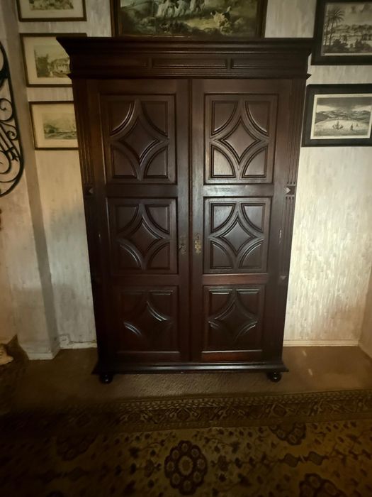 Roupeiro ornamentado em madeira