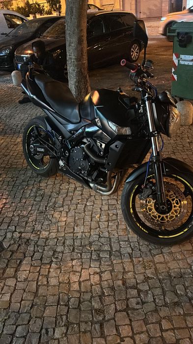 Vendo moto Suzuki Gsr 600 do ano de 2006 em muito bom estado.