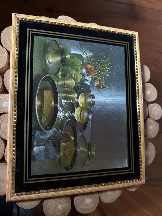 Martwa natura - połyskujący obrazek w drewnianej ramce