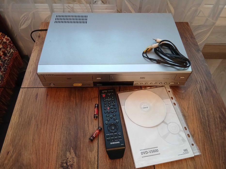 Видеомагнитофон VHS + DVD samsung dvd-v5600
