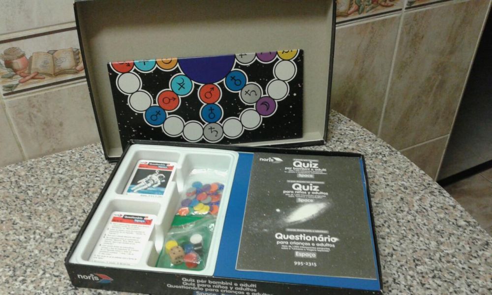 Jogo para adultos e crianças Quiz space