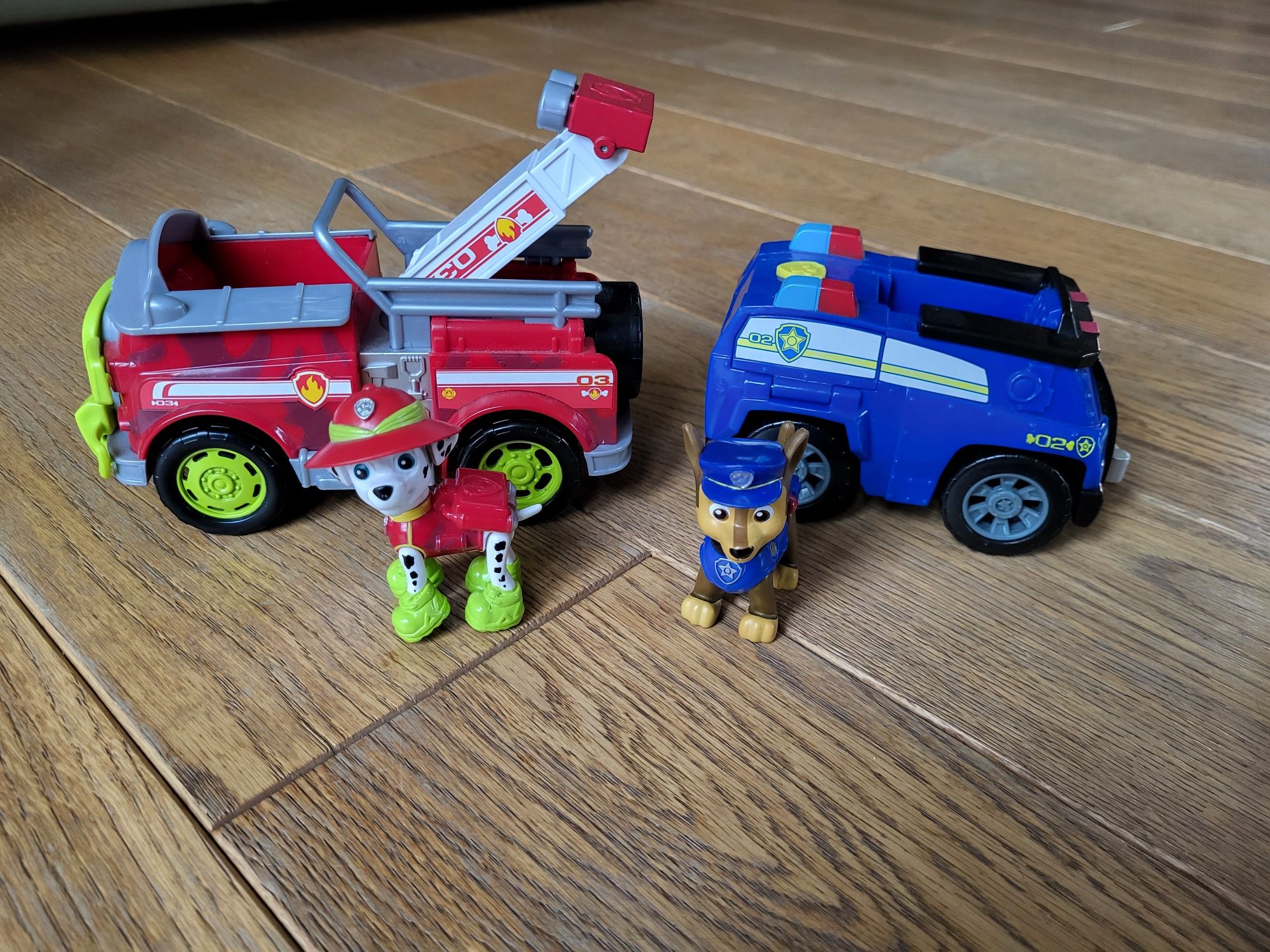 Psi Patrol - Marshall i wóz strażacki, Chase i samochód policyjny