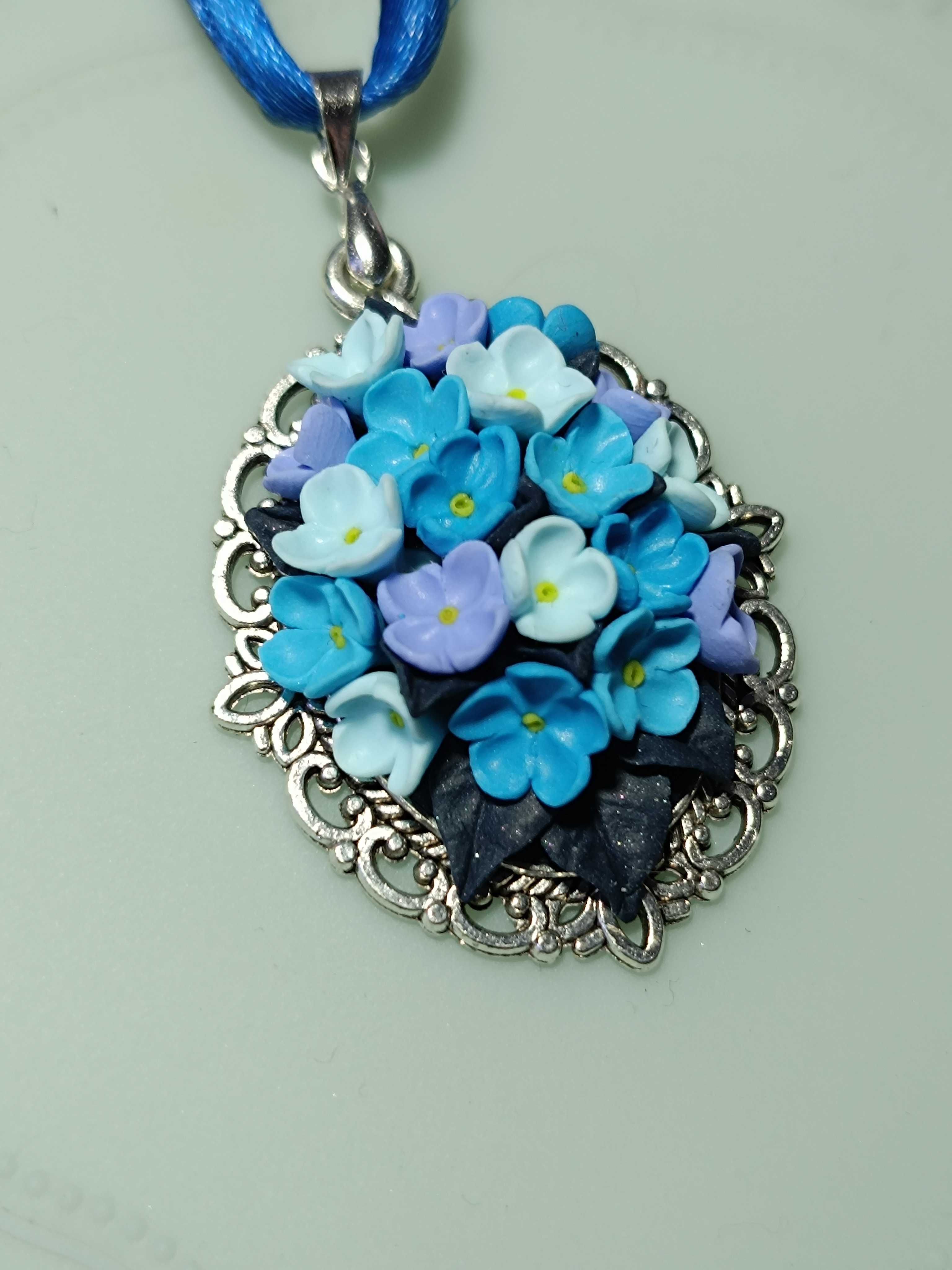 Wisiorek z niebieskimi kwiatami, handmade