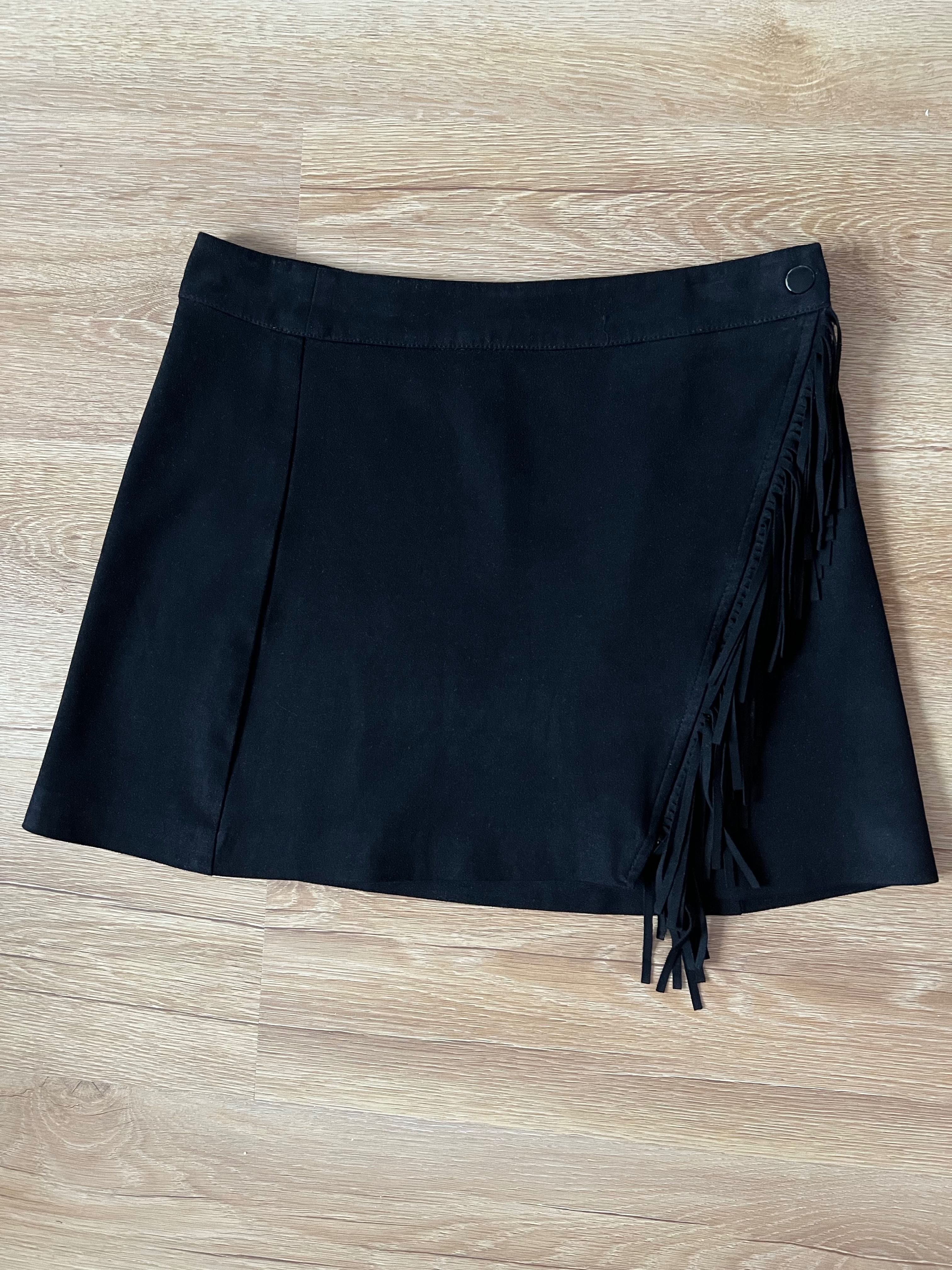 Czarna spódnica mini z frędzelkami zara