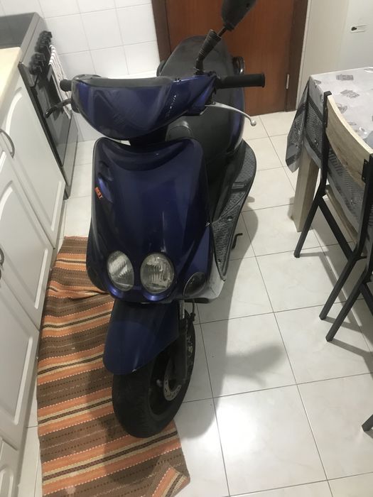 Eu estou a vender scooter 50cc yamaha azul gasolina