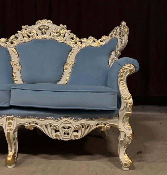 Деревʼяний диванчик в стилі Dior Maison