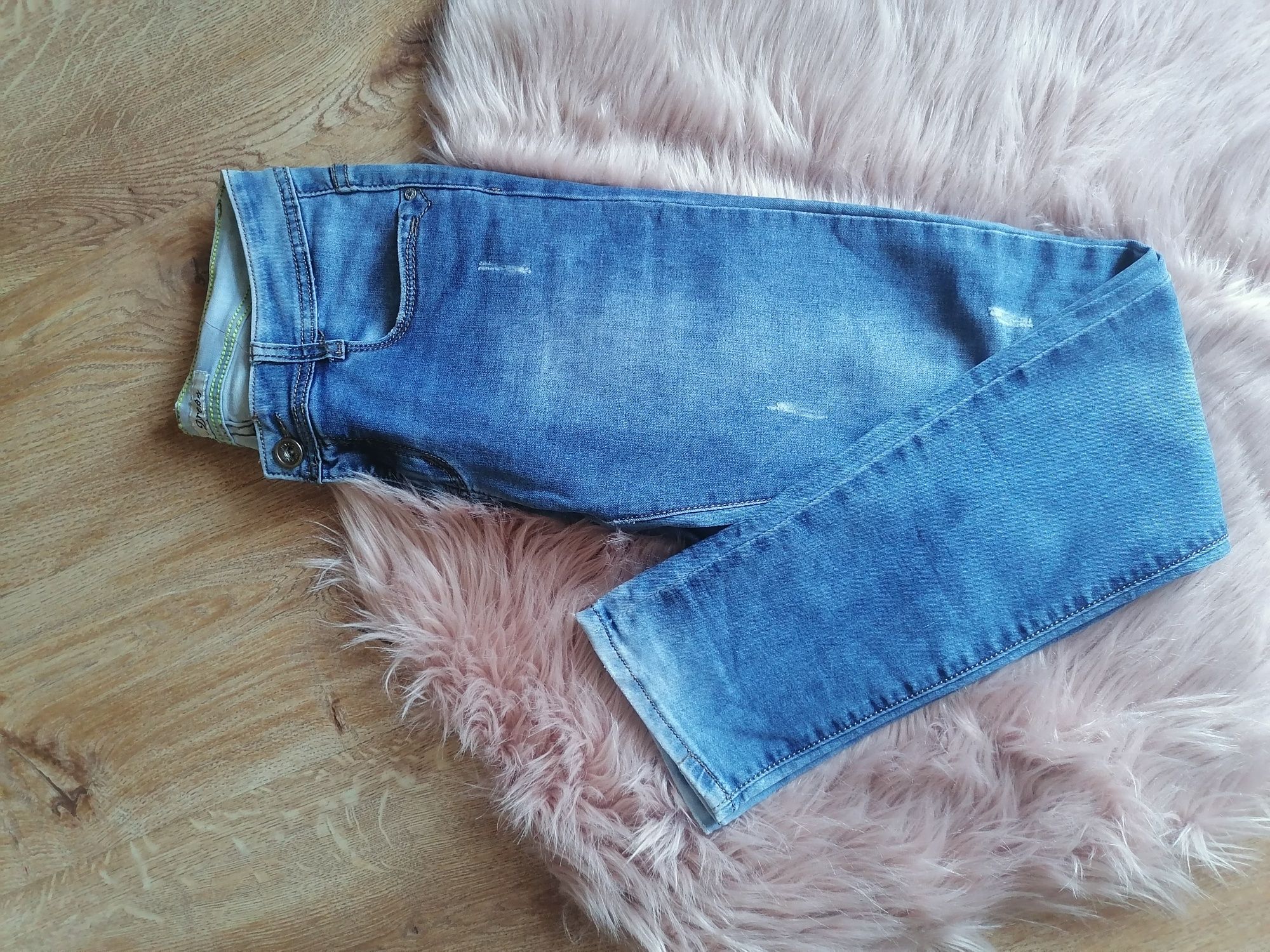 Jeansy elastyczne z drobnymi przetarciami
