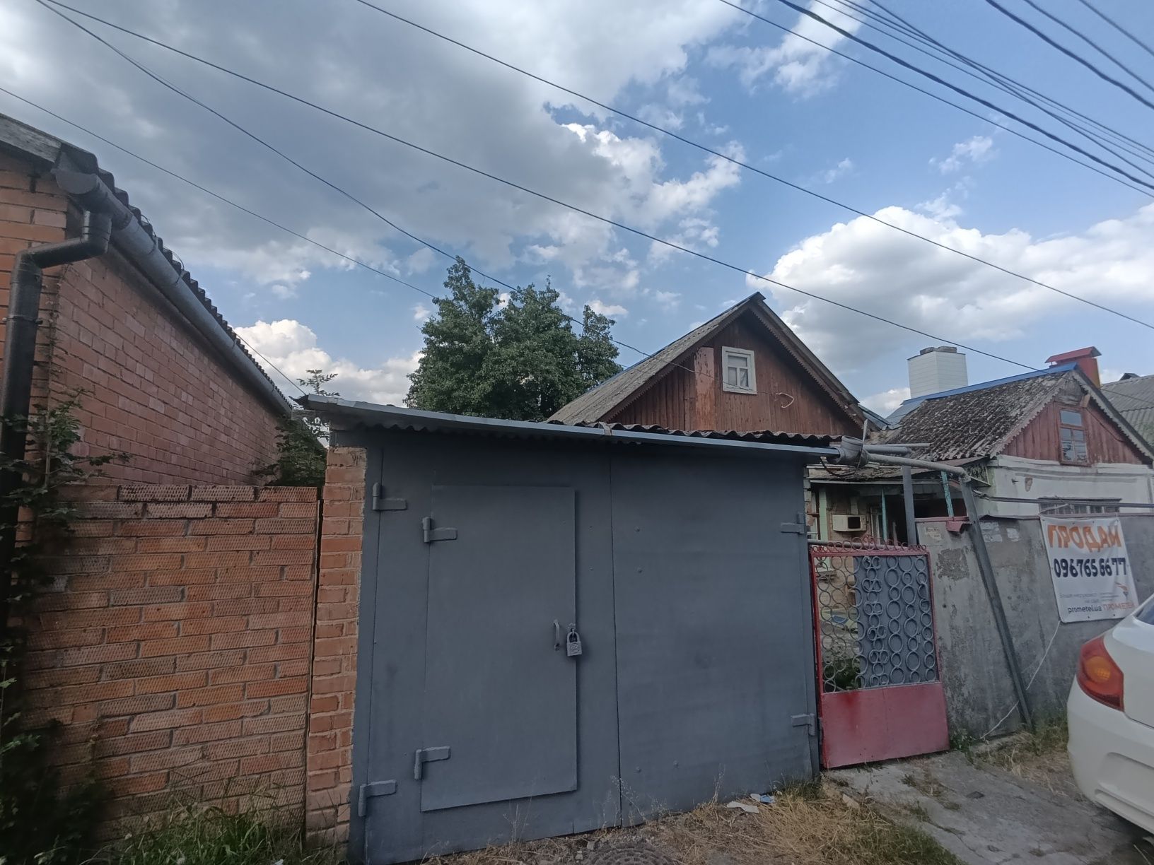 Продам будинок та частину будинку