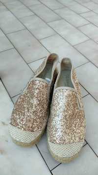 Sapatos de plataforma dourados