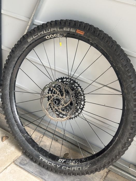 Koło tylnie 27.5 dt swiss e1900 z kasetą, tarczą oraz oponą.