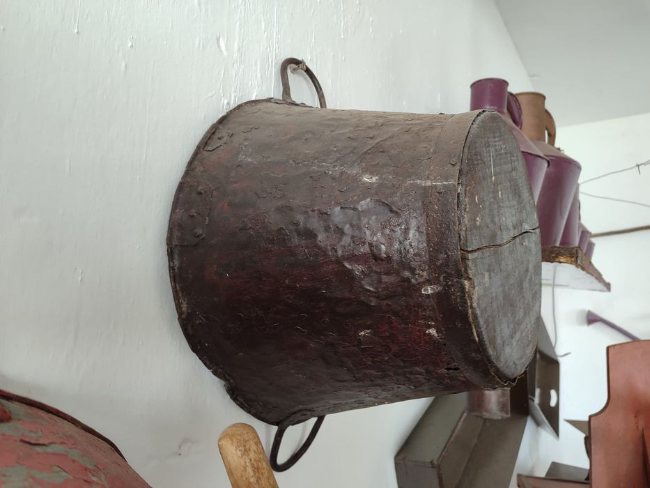 Reservatórios de água, azeite e uvas antigos