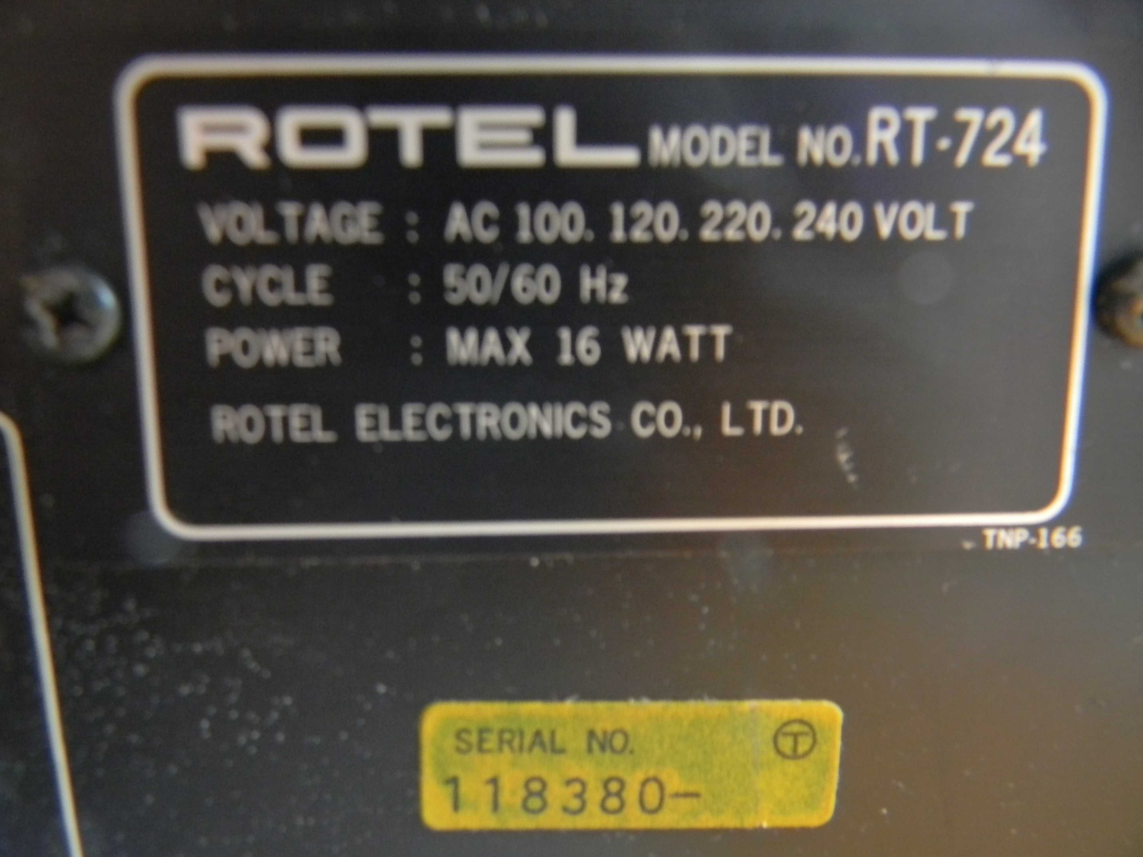 Ładnie zachowany tuner radiowy ROTEL RT-724,najtaniej.