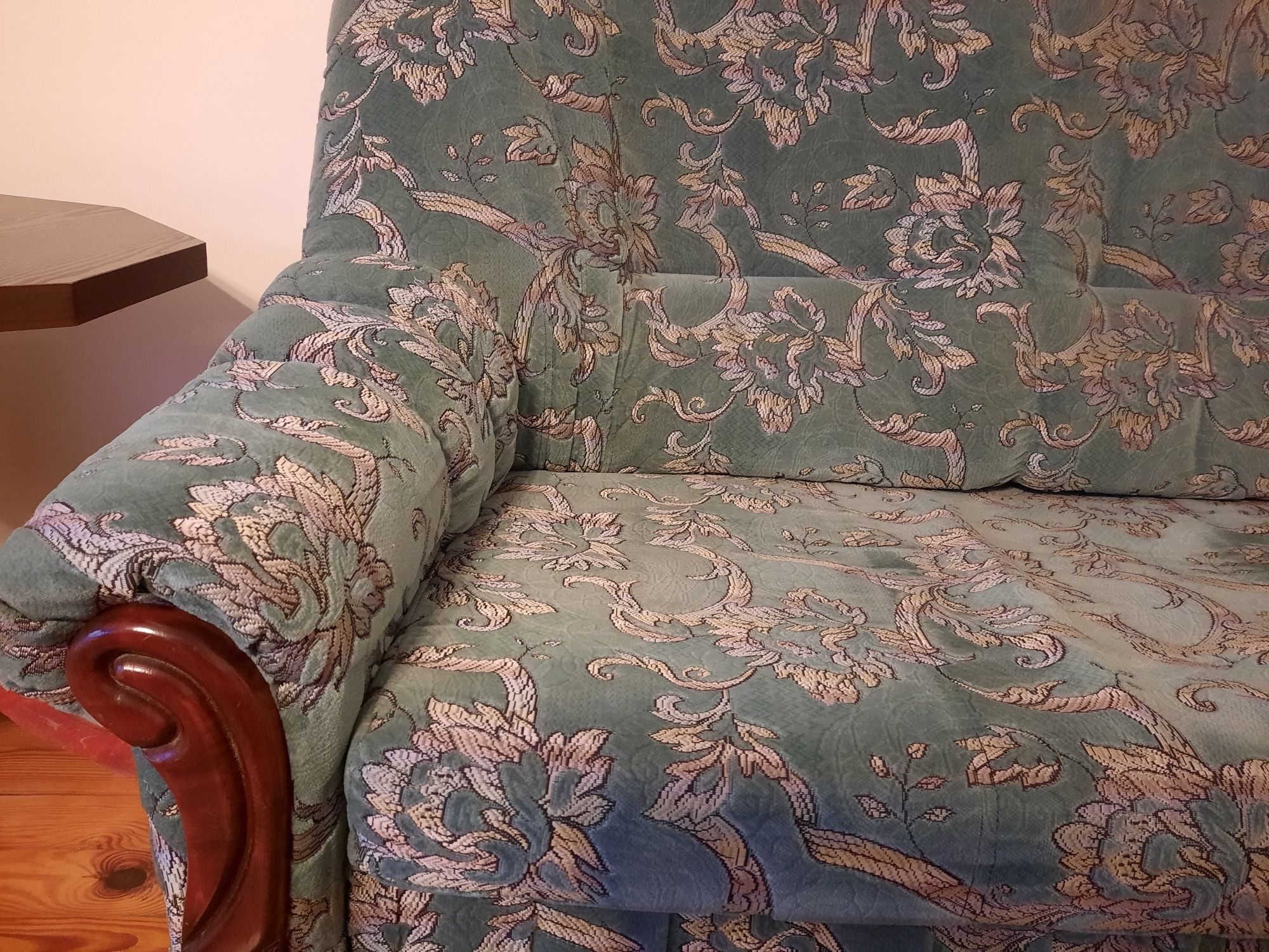 Komplet: sofa/kanapa rozkładana, drewniane krzesła 8 szt., dywan