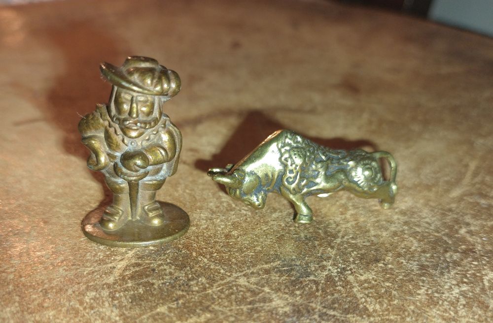 Mosiężna figurka. Muszkieter z bykiem.