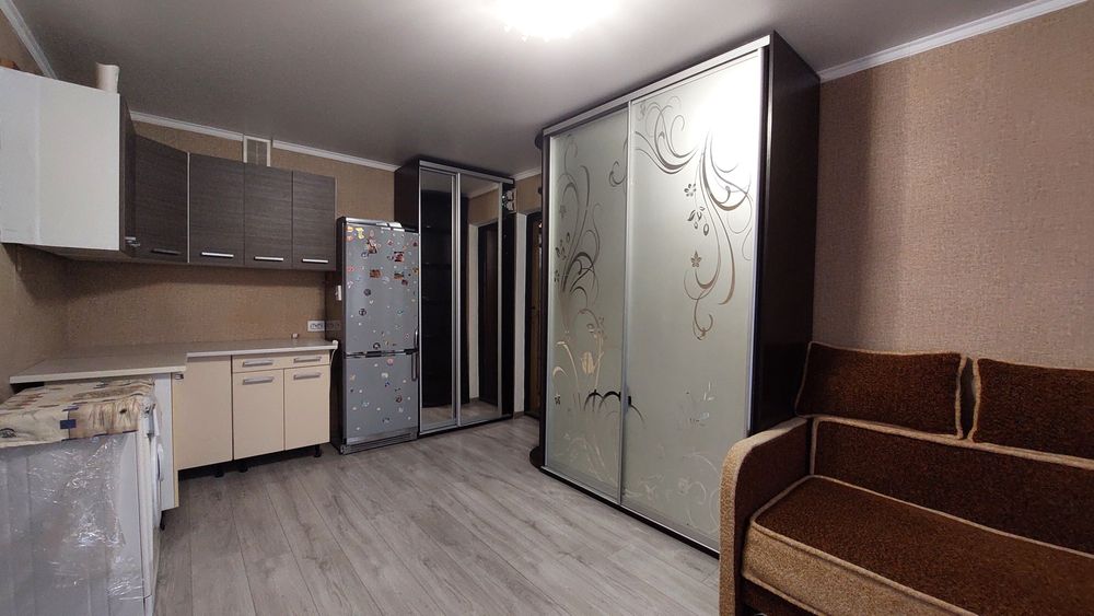 Продається кімната з ремонтом в гуртожитку  по вул. Д. Білоконя.