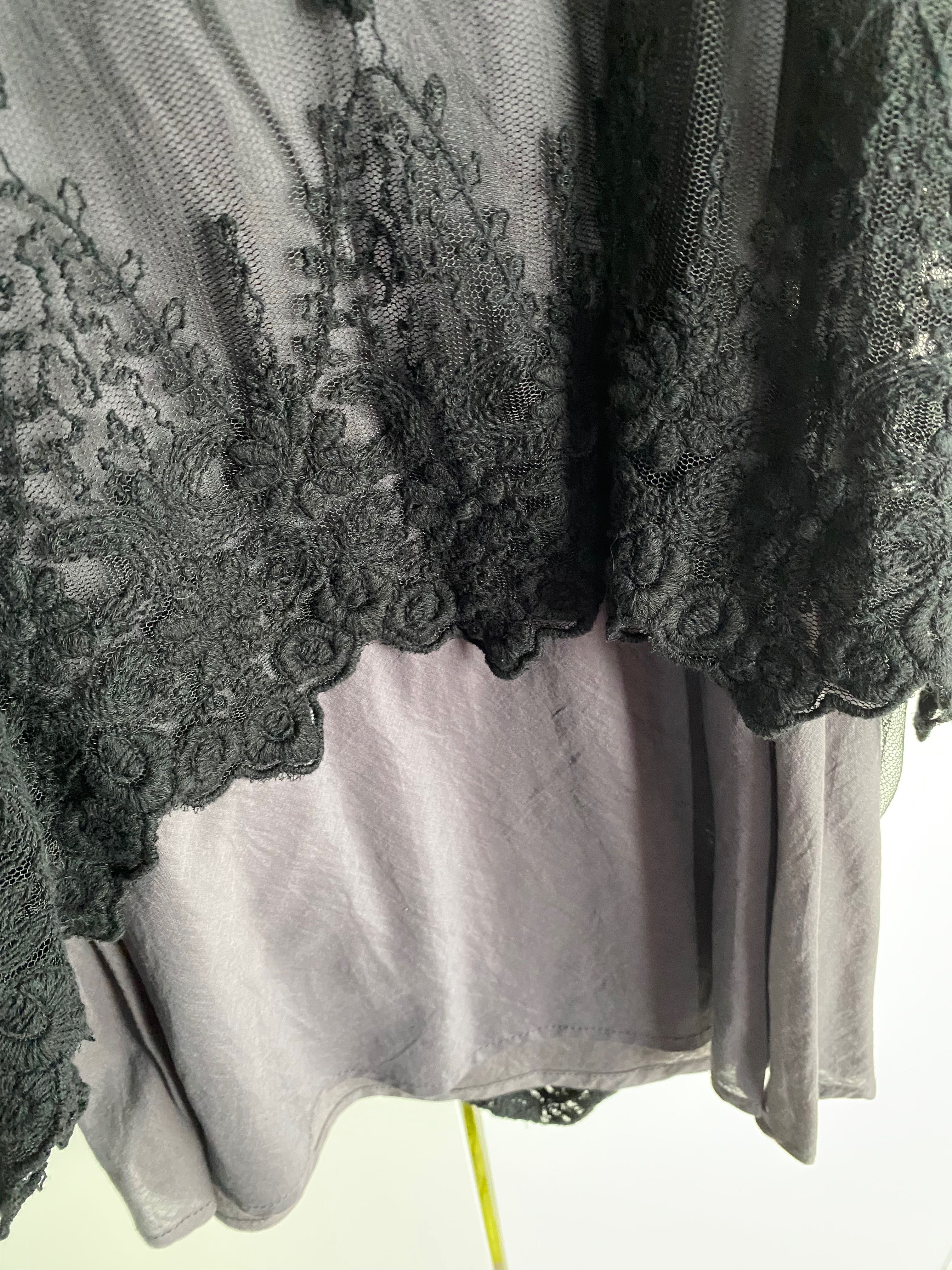 Vestido preto com tule bordado
