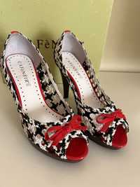 Sapatos branco/pretos/vermelhos