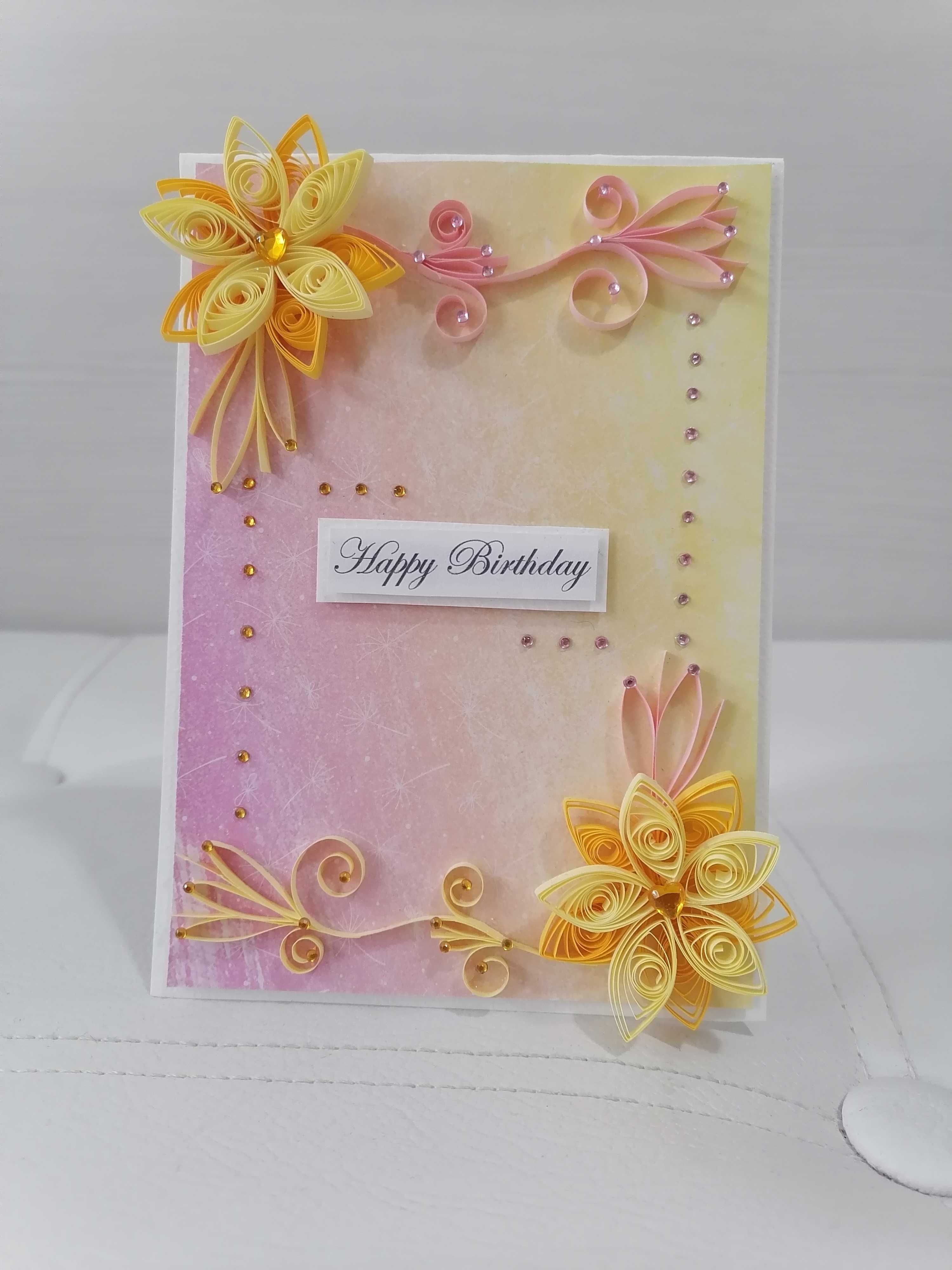 Kartka urodzinowa z qulingu w odcieniach różu z żółtym