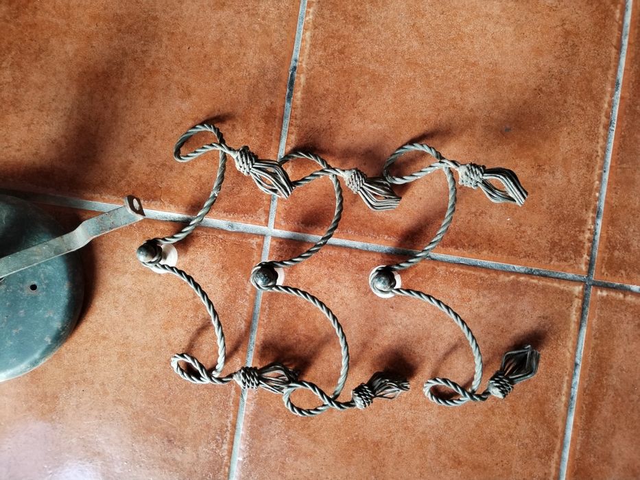 Candeeiro em ferro e vidro fosco areado
