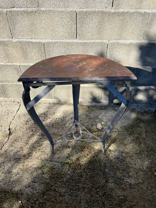 Mesa Pequena de Ferro com Tampo de Mármore Rosa